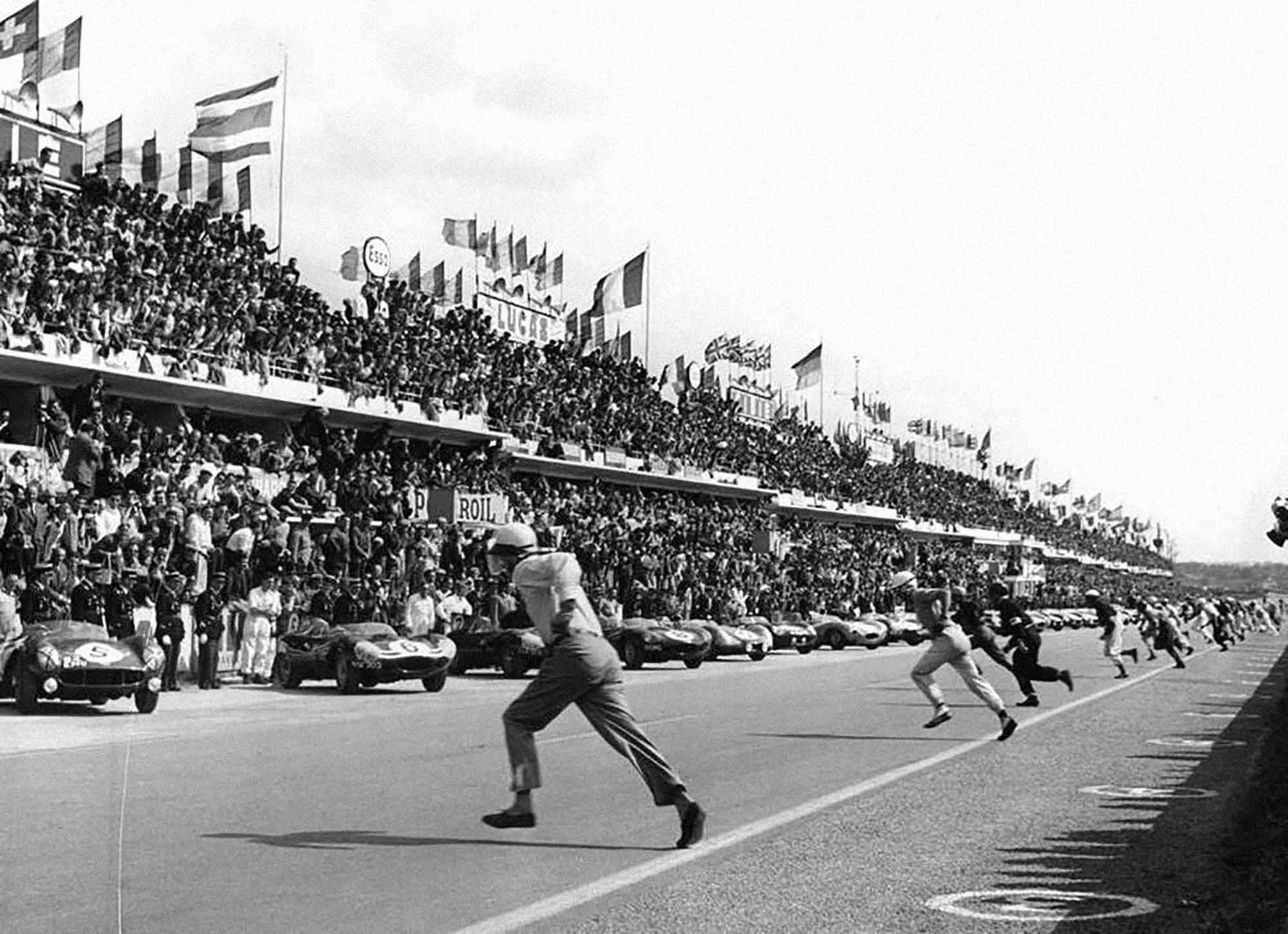 Illustration d'une affiche vintage du départ emblématique des 24 Heures du Mans, légendaire course d'endurance automobile