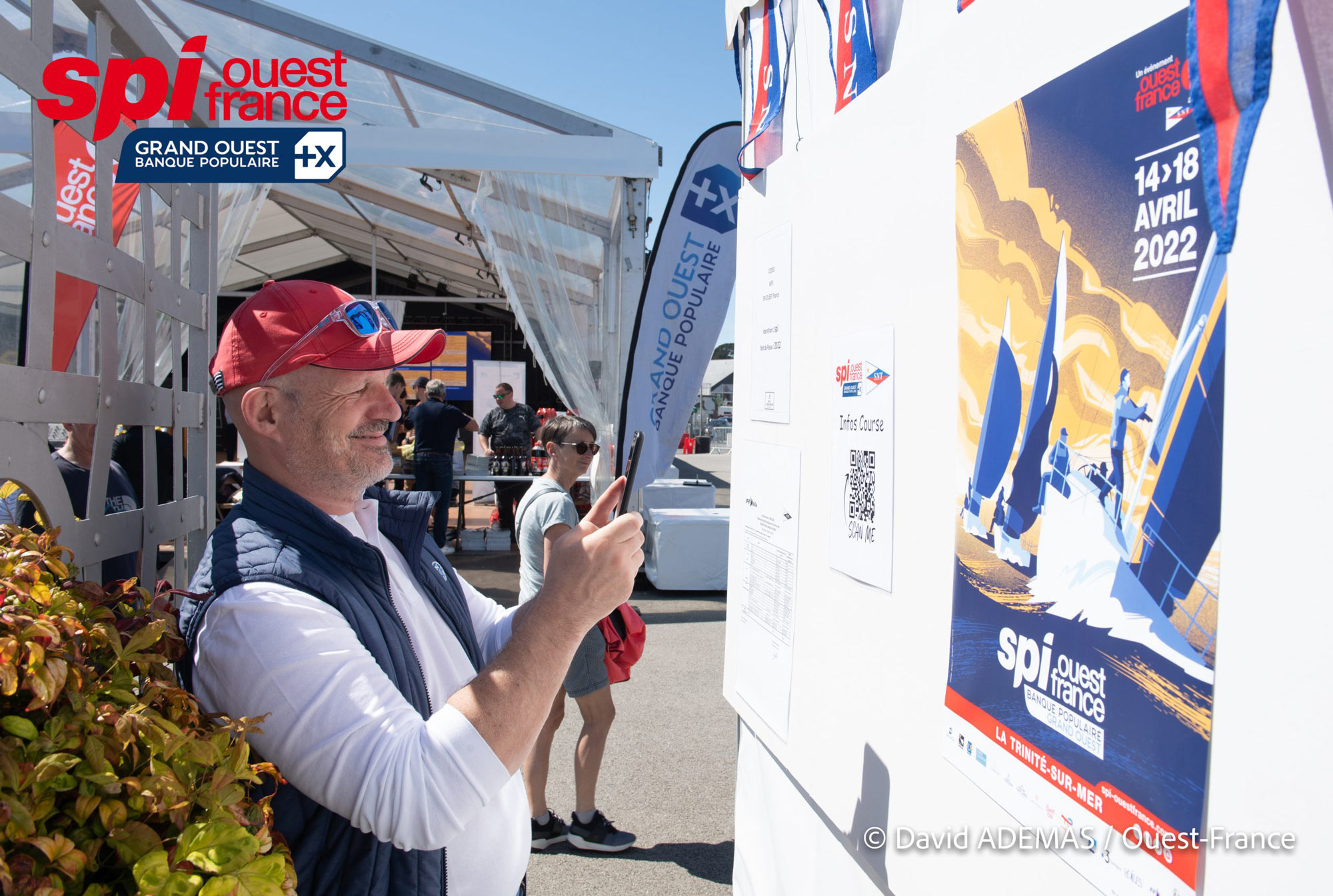 Illustration de l'affiche du Spi Ouest France 2024, mettant en avant la course de voile emblématique.